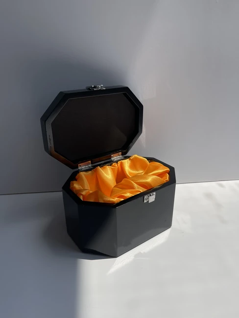 קופסא מהודרת לאתרוג מעץ עם פלקטה