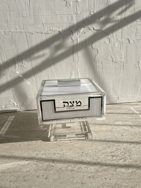 מארז קומפלט דגם יהלום- *קופסא יוקרתית למצות *.מעמד הגדות- כולל 6 הגדות