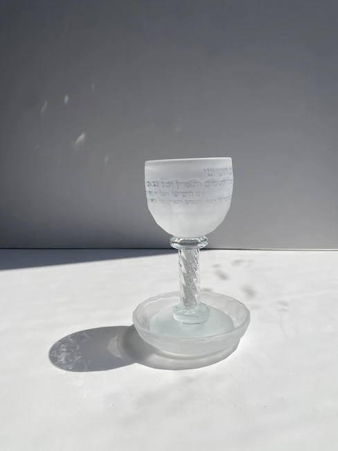 כוס קידוש זכוכית חלבית דגם "יום השישי"