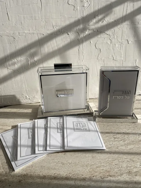 מארז קומפלט דגם נוי- *קופסא יוקרתית למצות *מעמד הגדות- כולל 6 הגדות